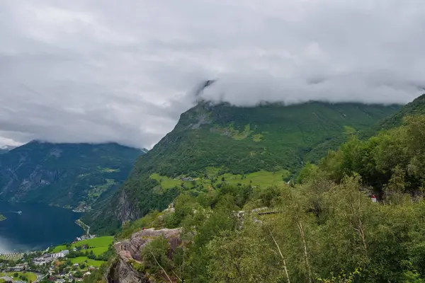 Vista sul fiordo di Geiranger con verde valle circondata da montagne, Geiranger, regione Sunnmore, contea di More og Romsdal, Norvegia. luglio 2019 — Foto Stock
