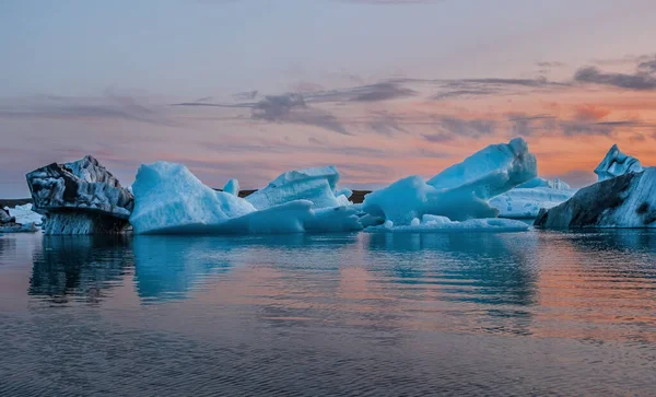 Blå isberg flyter i jokulsarlonlagunen på Island i september 2019 — Stockfoto