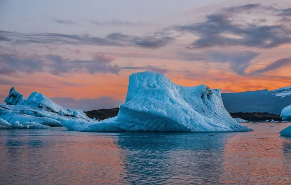 Голубые айсберги, плавающие в лагуне Йокосарлон в Исландии в сентябре 2019 года — стоковое фото