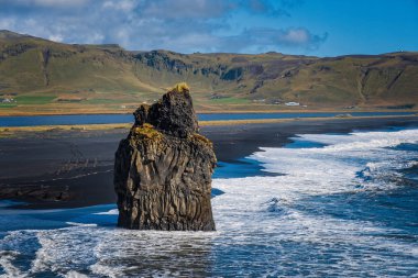 Reynisdrangar 'ın ünlü kaya oluşumları. Siyah Reynisfjara Sahili' nde. Güney İzlanda, Vik yakınlarında Atlantik Okyanusu kıyısında. Eylül 2019