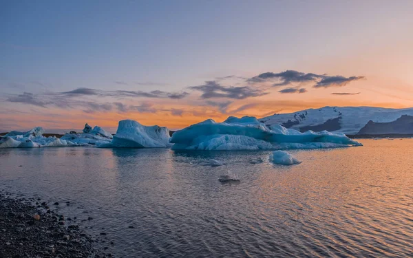 Blauwe ijsbergen drijven in de jokulsarlon lagune in IJsland in september 2019 — Stockfoto