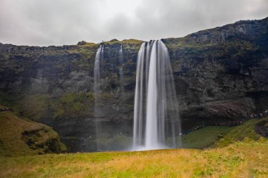 İzlanda 'daki Seljalandsfoss Şelalesi' nden harika bir manzara. Eylül 2019