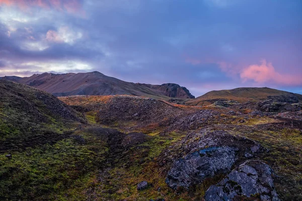 Eylül 2019 'da İzlanda' da. Büyük Vadi Parkı Landmannalaugar. Etrafı rhyolite dağları ve erimemiş karlarla çevrili. Vadide büyük bir kamp inşa edildi. Eylül 2019 akşamı. — Stok fotoğraf