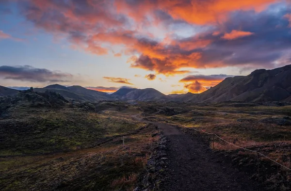 Eylül 2019 'da İzlanda' da. Büyük Vadi Parkı Landmannalaugar. Etrafı rhyolite dağları ve erimemiş karlarla çevrili. Vadide büyük bir kamp inşa edildi. Eylül 2019 akşamı. — Stok fotoğraf