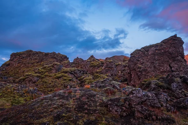 Islandia en septiembre de 2019. Great Valley Park Landmannalaugar, rodeado de montañas de riolita y nieve sin derretir. En el valle construyó un gran campamento. Noche en septiembre de 2019 — Foto de Stock