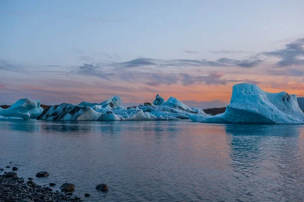 Blå isberg flyter i jokulsarlonlagunen på Island i september 2019 — Stockfoto