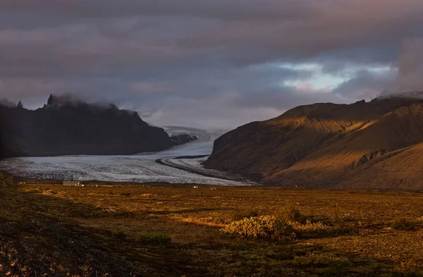 在冰岛的Vatnajokull冰川，由于全球变暖，冰川明显融化，其冰川舌为Skaftafell冰川。 2019年9月 — 图库照片