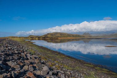 Bay, Black Beach Reynisfjara ve Vik köyü yakınlarında bir akış sırasında. Sudurland, İzlanda, Avrupa. Eylül 2019