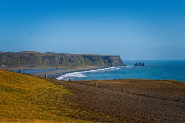 Reynisdrangar 'ın ünlü kaya oluşumları. Siyah Reynisfjara Sahili' nde. Güney İzlanda, Vik yakınlarında Atlantik Okyanusu kıyısında. Eylül 2019