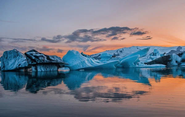 9月のアイスランドのジョクルサロンラグーンに浮かぶ青い氷山2019 — ストック写真