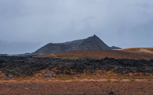 Campo de lavas congeladas en el valle geotérmico de Leirhnjukur, cerca del volcán Krafla. Ubicación: valle Leirhnjukur, región de Myvatn, parte norte de Islandia, Europa. Septiembre 2019 — Foto de Stock