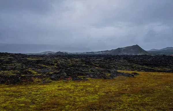 位于Krafla火山附近的Leirhnjukur地热山谷的冻结熔岩场。 地址：valley Leirhnjukur, Myvatn region, North part of Iceland, Europe. 2019年9月 — 图库照片