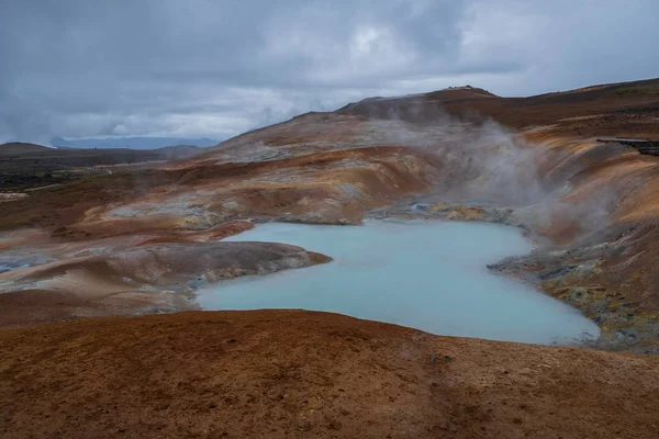 Exotisch landschap van het zure hete meer met turquoise water in het geothermische dal Leirhnjukur. Locatie: vallei Leirhnjukur, regio Myvatn, Noord-IJsland, Europa. september 2019 — Stockfoto