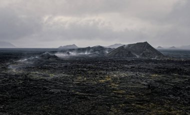 Leirhnjukur eski siyah lav tarlası ve İzlanda 'da duman, bulutlu. Eylül 2019 Bulutlu bir gün