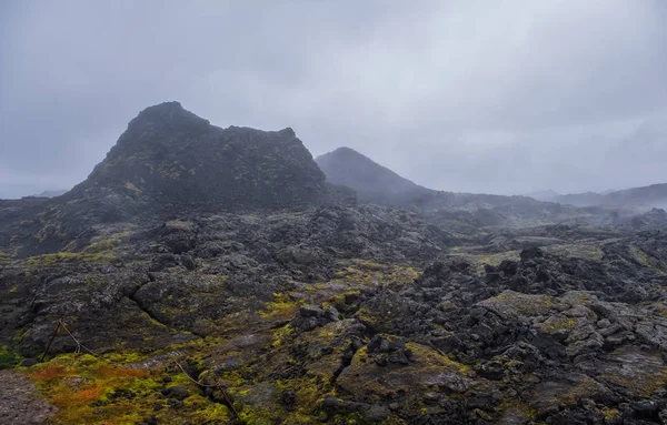 Leirhnjukur staré černé lávové pole a kouř na Islandu, zataženo. Oblačno v září 2019 — Stock fotografie