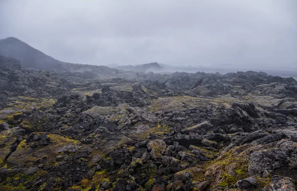 Leirhnjukur viejo campo de lava negro y humo en Islandia, nublado. Día nublado en septiembre de 2019 —  Fotos de Stock