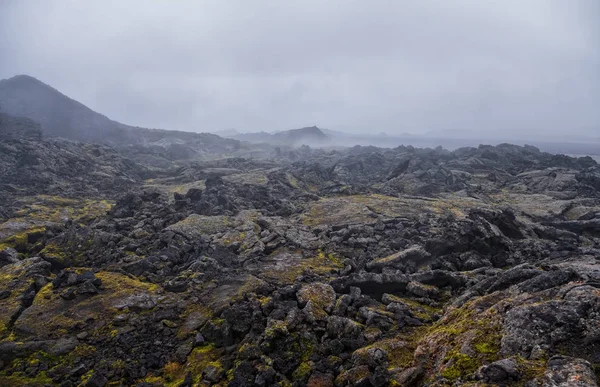 Leirhnjukur staré černé lávové pole a kouř na Islandu, zataženo. Oblačno v září 2019 — Stock fotografie