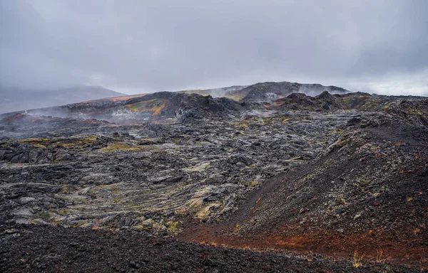 Leirhnjukur oude zwarte lava veld en rook in IJsland, bewolkt. Bewolkte dag in september 2019 — Stockfoto