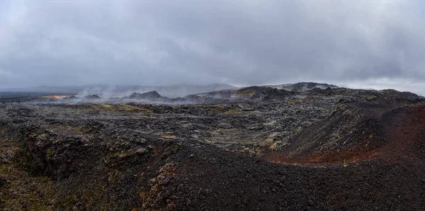 Leirhnjukur staré černé lávové pole a kouř na Islandu, zataženo. Oblačno v září 2019 — Stock fotografie