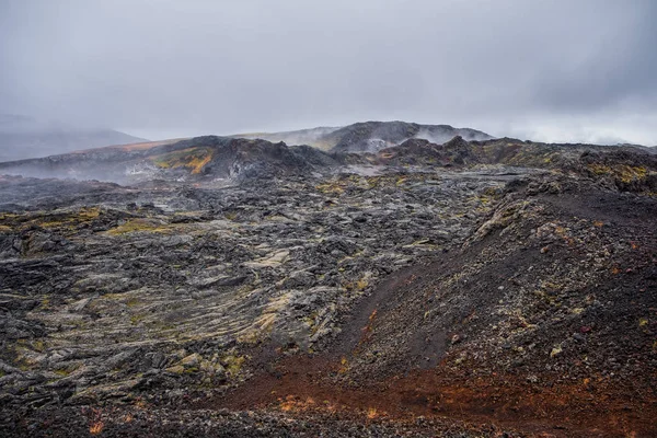 Leirhnjukur velho campo de lava negra e fumaça na Islândia, nublado. Dia nublado em setembro 2019 — Fotografia de Stock