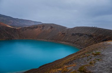 İnanılmaz doğa manzarası, Krafla Caldera 'daki Viti krateri, zümrüt renkli su gölü, jeotermal volkanik alan, kuzey İzlanda, Myvatn bölgesi. Manzaralı panoramik manzara, dış seyahat arka planı