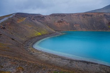 İnanılmaz doğa manzarası, Krafla Caldera 'daki Viti krateri, zümrüt renkli su gölü, jeotermal volkanik alan, kuzey İzlanda, Myvatn bölgesi. Manzaralı panoramik manzara, dış seyahat arka planı