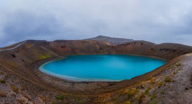 İnanılmaz doğa manzarası, Krafla Caldera 'daki Viti krateri, zümrüt renkli su gölü, jeotermal volkanik alan, kuzey İzlanda, Myvatn bölgesi. Manzaralı panoramik manzara, dış seyahat arka planı