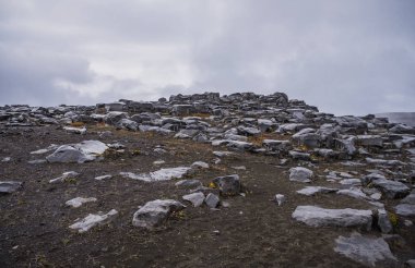 Turistler, Avrupa 'nın en güçlü şelalesi olan Dettifoss' a yaklaşıyor. Jokulsargljufur Ulusal Parkı, İzlanda. Eylül 2019
