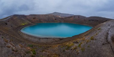 İnanılmaz doğa manzarası, Krafla Caldera 'daki Viti krateri, zümrüt renkli su gölü, jeotermal volkanik alan, kuzey İzlanda, Myvatn bölgesi. Manzaralı panoramik manzara, dış seyahat arka planı