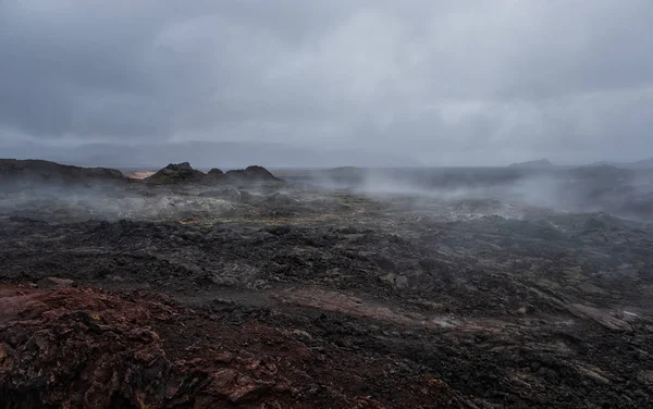 Leirhnjukur vieux champ de lave noire et fumée en Islande, couvert. Jour nuageux en septembre 2019 — Photo