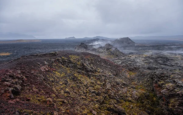 Leirhnjukur viejo campo de lava negro y humo en Islandia, nublado. Día nublado en septiembre de 2019 — Foto de Stock
