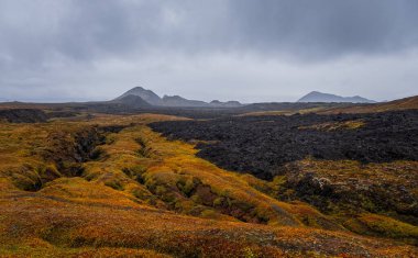 Leirhnjukur eski siyah lav tarlası ve İzlanda 'da duman, bulutlu. Eylül 2019 Bulutlu bir gün