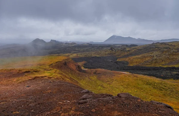 Leirhnjukur staré černé lávové pole a kouř na Islandu, zataženo. Oblačno v září 2019 — Stock fotografie
