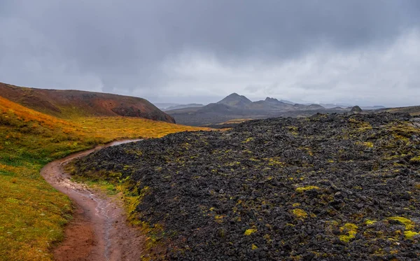 Leirhnjukur régi fekete lávamező és füst Izlandon, borús. Felhős nap 2019 szeptemberében — Stock Fotó