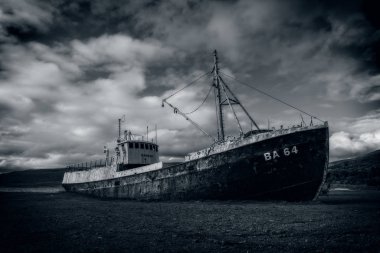 Paslı eski bir çelik gemi enkazı İzlanda sahilinde duruyor. Siyah beyaz resim. Eylül 2019