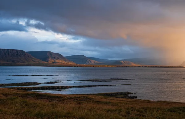 Weg 60 in de Westfjorden van IJsland. Magische zonsondergang in Vestjardavegur, september 2019 — Stockfoto