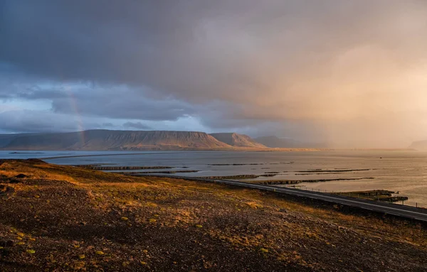 Дорога 60 в западных фьордах Исландии. Волшебный закат в Вестжардавегуре, сентябрь 2019 г. — стоковое фото