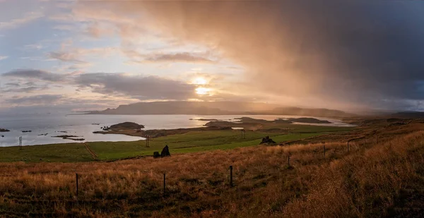 Straße 60 in den Westfjorden Islands. Magischer Sonnenuntergang in vestjardavegur, September 2019 — Stockfoto