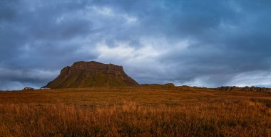 İzlanda 'nın 60. güney yolundaki ıssız dağın manzarası. Eylül 2019