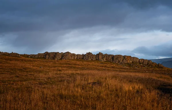 Vista sobre rocas desde la carretera sur 60 de Islandia. Septiembre 2019 — Foto de Stock