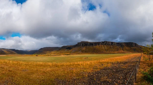 Feld und Berg in der bardastrandarvegur, in der Nähe von bjarkarholt Hotel. Westfjorde, Island. September 2019 — Stockfoto