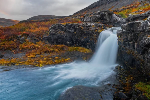 Lång exponering skott av nedre delen av Dynjandi vattenfall ström. September 2019 — Stockfoto