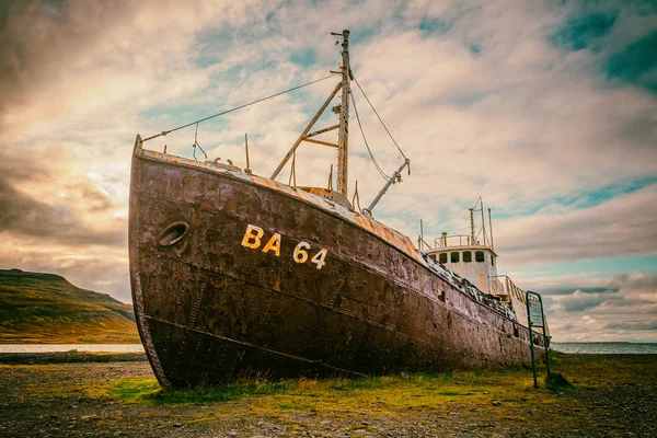 Ölü bulutlu bir günde Latrabjarg yolunda paslanan bir balina avlama gemisi. Gemi enkazının kimliği Ba 64 ve İzlanda 'nın batısındaki bir sahilde.