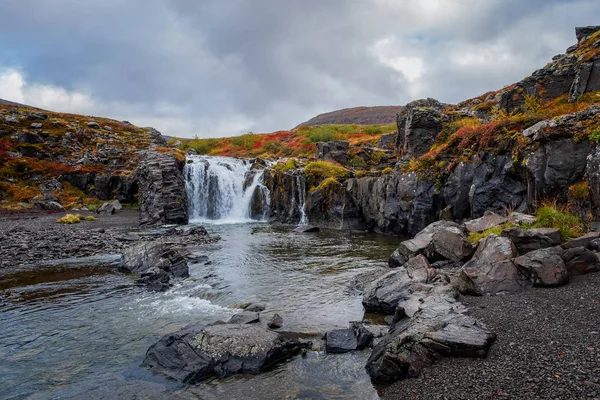 Záběr spodní části vodopádu Dynjandi. Září 2019 — Stock fotografie