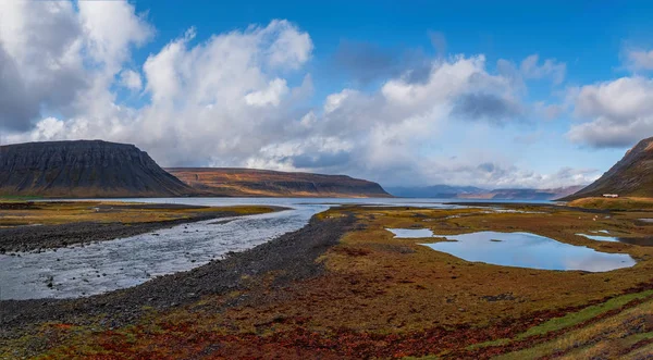 Uitzicht op groot en mooi Arnarfjordur fjord - IJsland. september 2019 — Stockfoto
