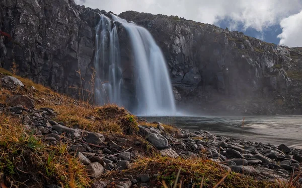 Vackert litet vattenfall Fossa, Reykjarfjordurin Island. September 2019 — Stockfoto