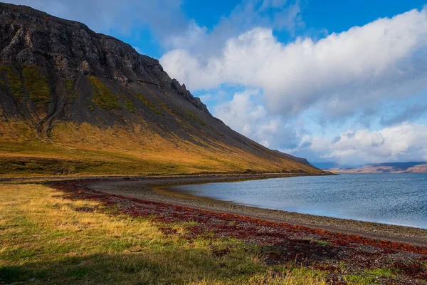 Uitzicht op groot en mooi Arnarfjordur fjord - IJsland. september 2019 — Stockfoto