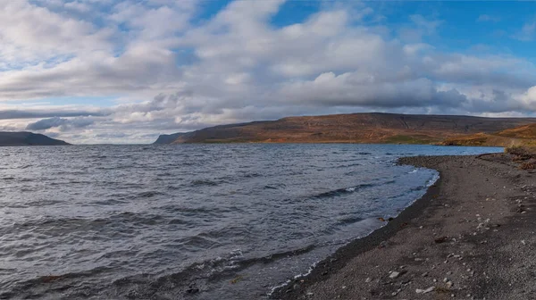 Eau de mer bleue sur une plage de Patreksfjordur dans les fjords ouest de l'Islande. septembre 2019 — Photo