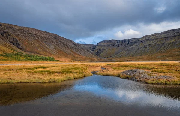 Água do mar azul em uma praia em Patreksfjordur nos fiordes ocidentais da Islândia. Setembro 2019 — Fotografia de Stock