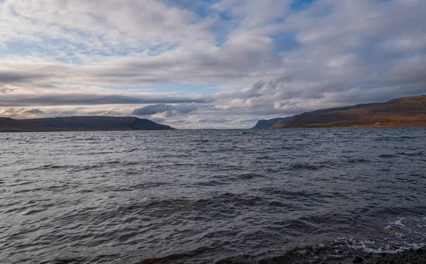 Eau de mer bleue sur une plage de Patreksfjordur dans les fjords ouest de l'Islande. septembre 2019 — Photo